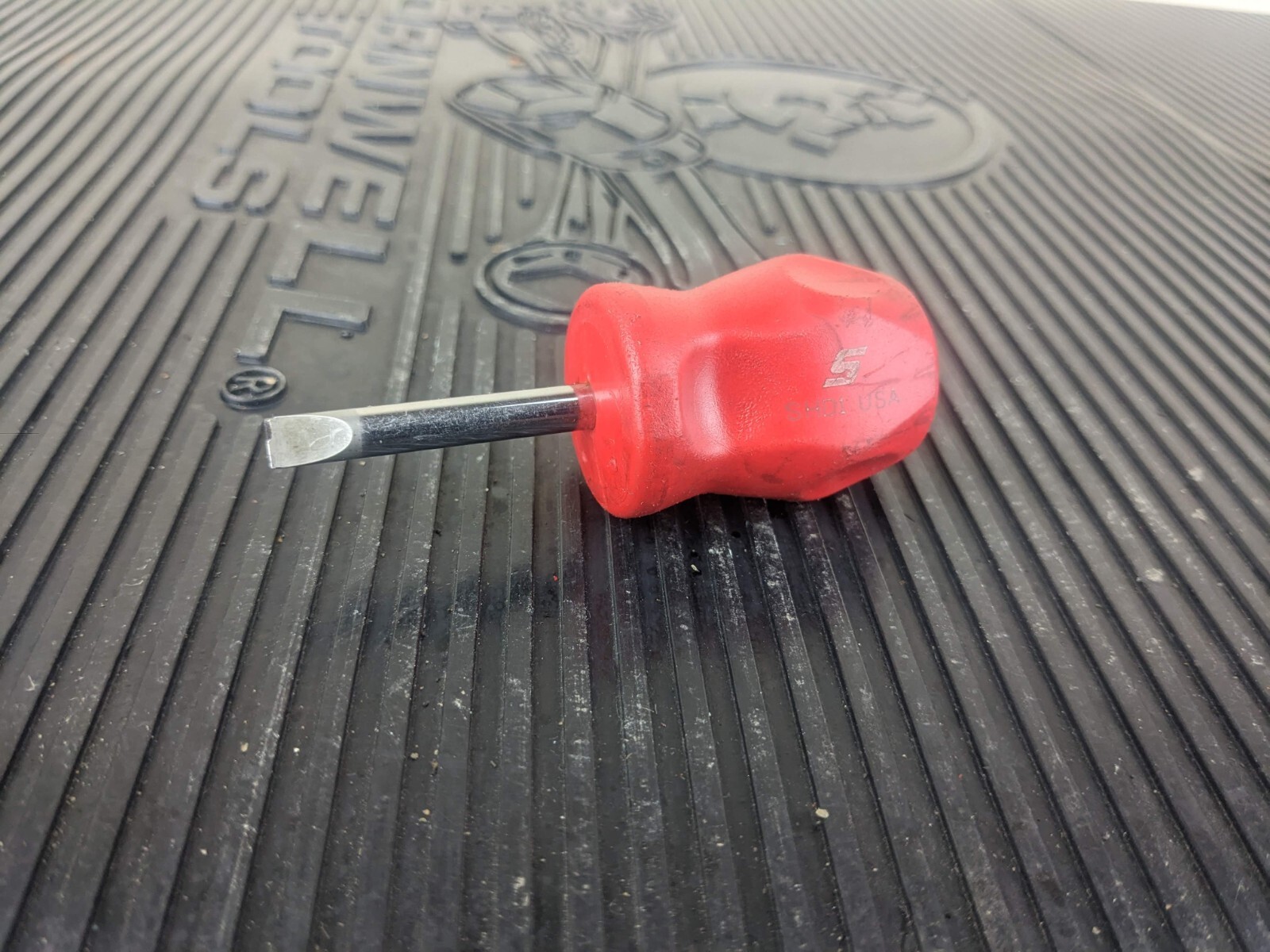 #az235 Snap on Tools SHD1 Stubby Hard Handle Flat Screwdriver RED