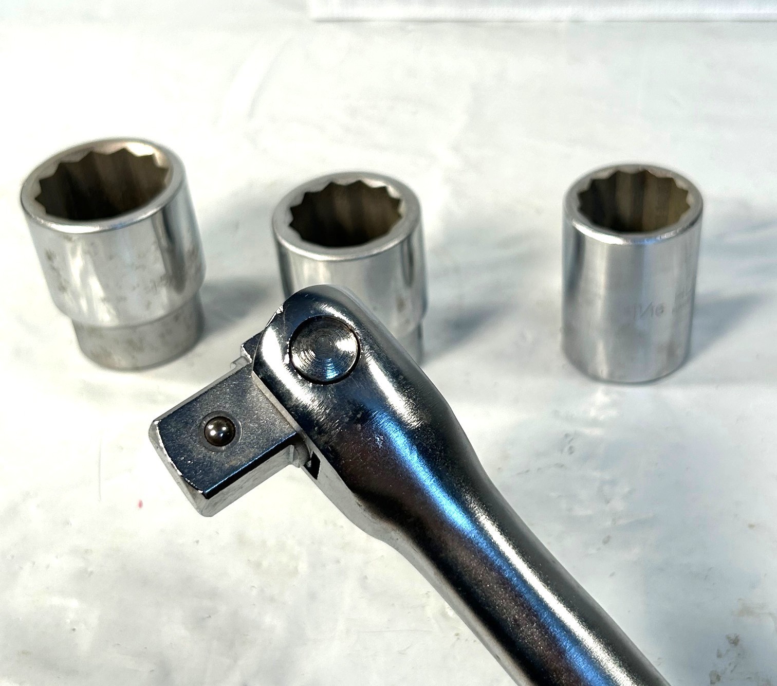 4 pc 18″ HUSKY 3/4″ Drive Breaker Bar set CH 55 w/ 1 5/16, 1 1/8, 1 1/16 sockets