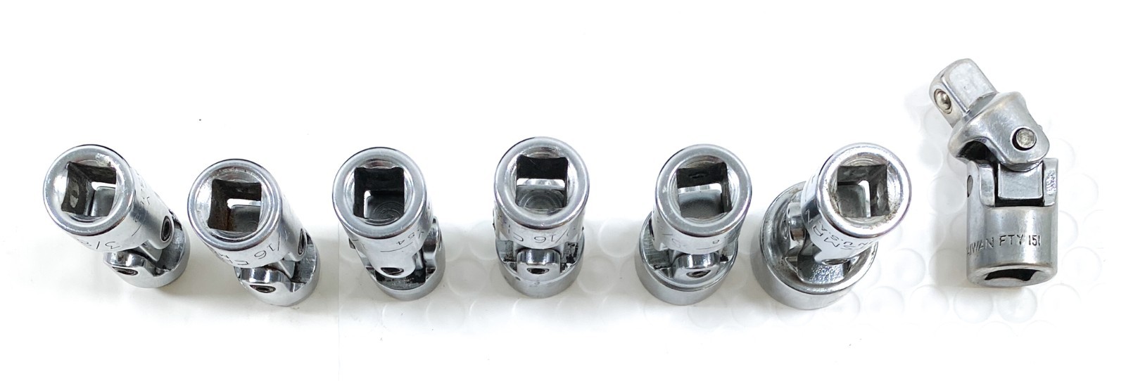 Craftsman 7-Piece 3/8 Drive SAE 12 pt Swivel Flexible Socket 3/8 to 3/4″ Set