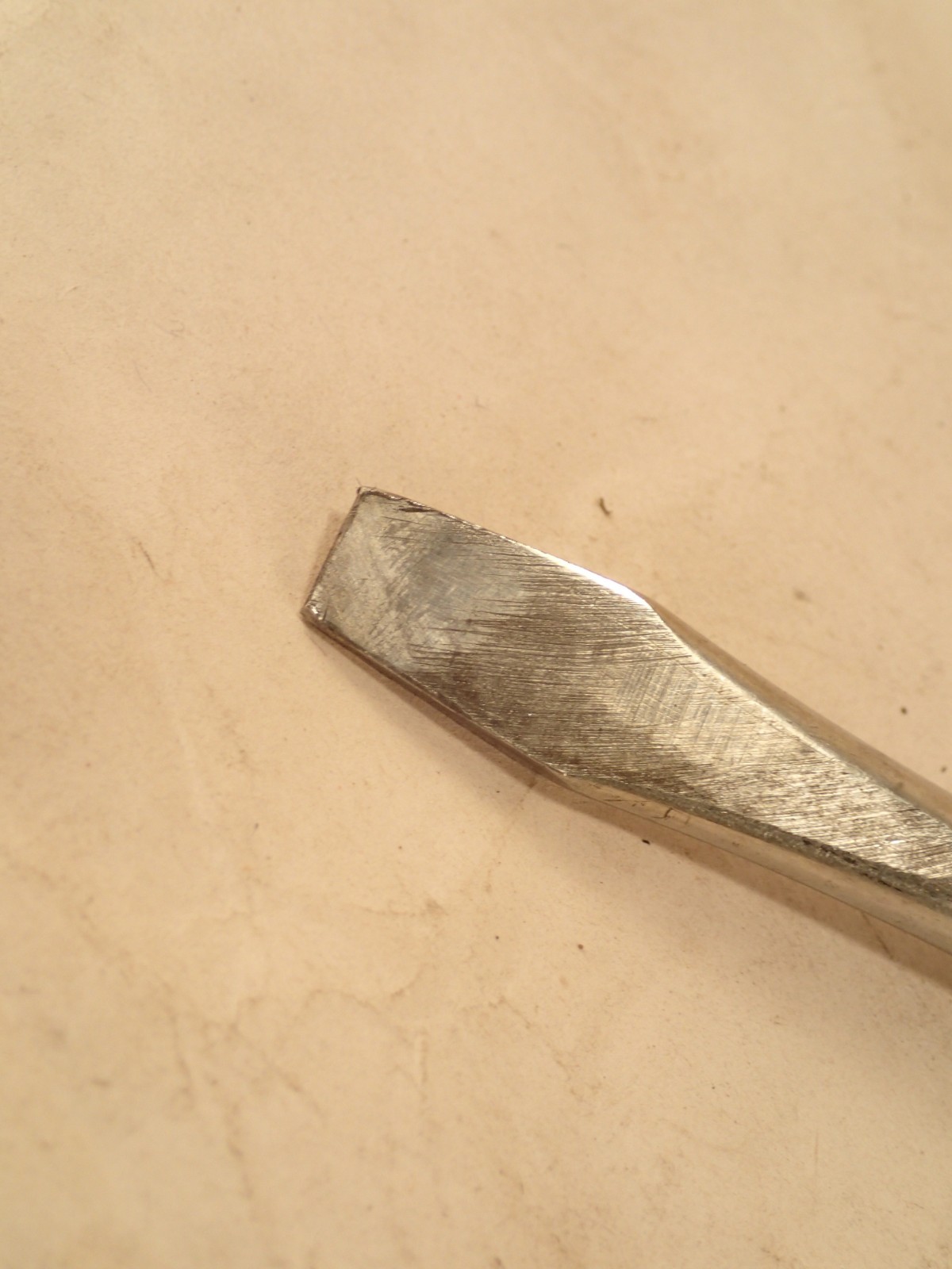 Used SNAP-ON STD6, 5/16 Flat Slotted Tip 3-Lobe Black Hdle Screwdriver 6″L Blade