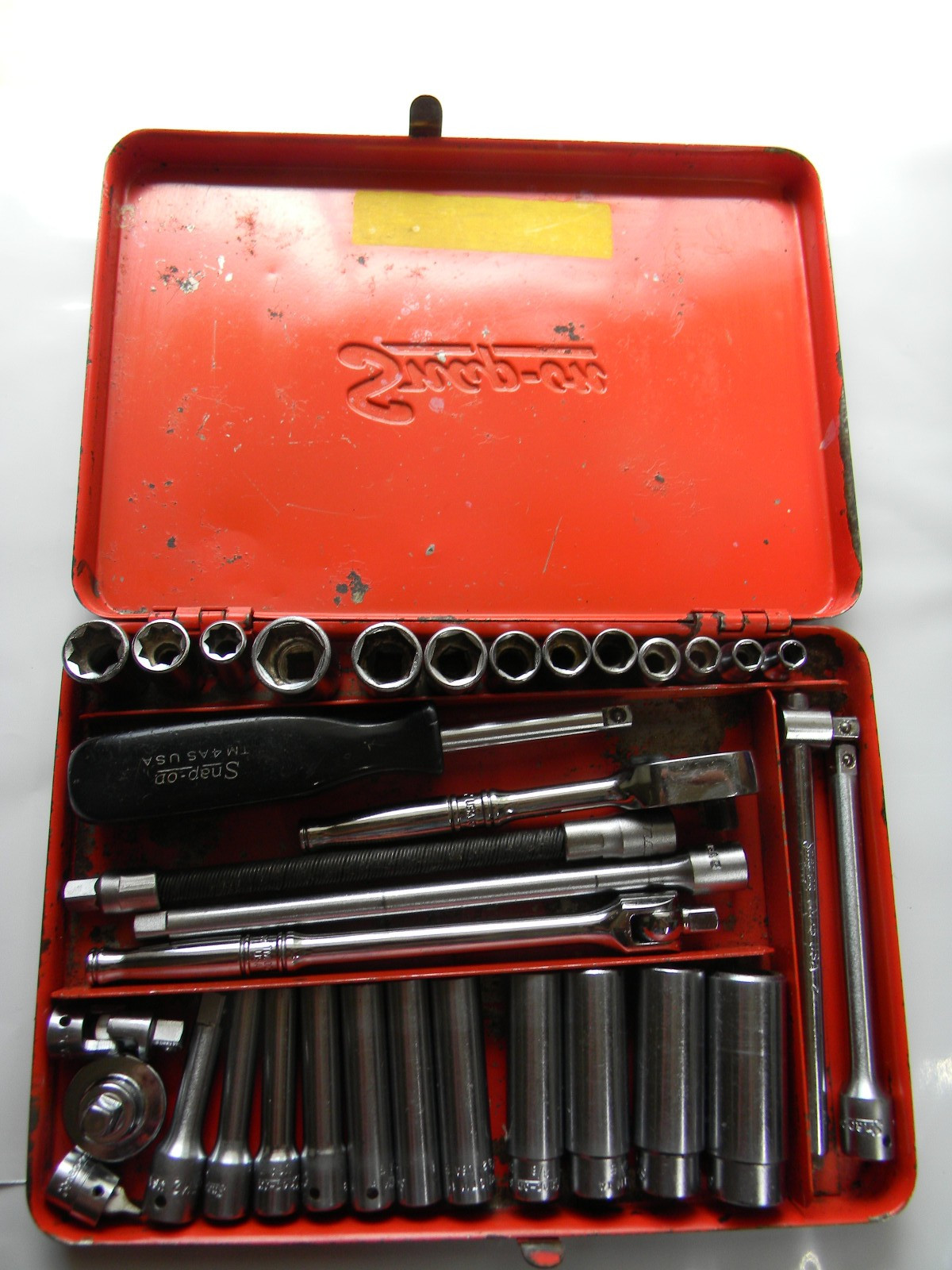 SNAP-ON 1/4″ DRIVE 33PC SAE 6/8PT GENERAL SERVICE SET IN RED METAL STORAGE BOX