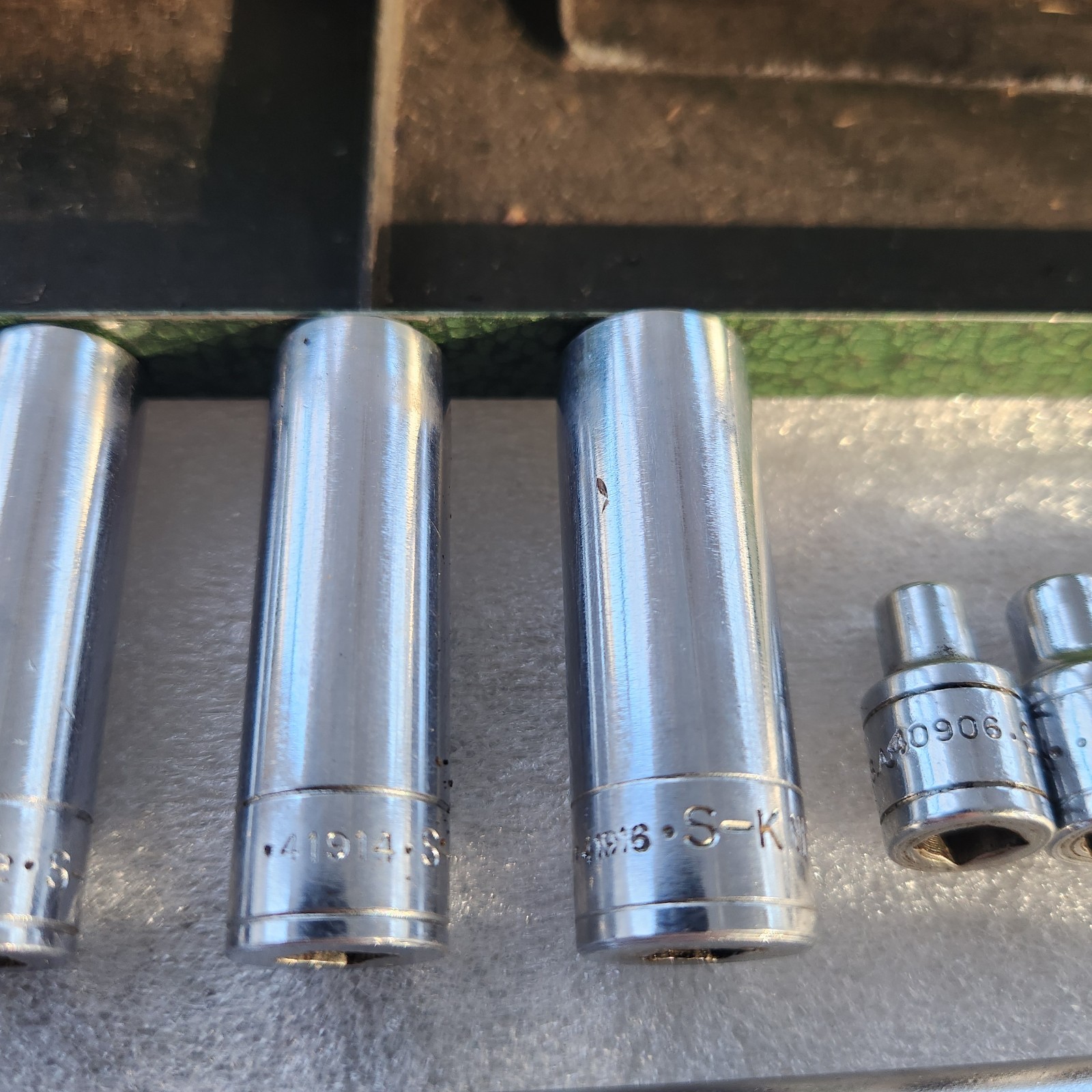 S.K. & S.K. Wayne 1/4″ & Case. 7 6 Pt Deep Sockets, 7 – 6 Pt Reg, 2 Ext. 6″ & 2″