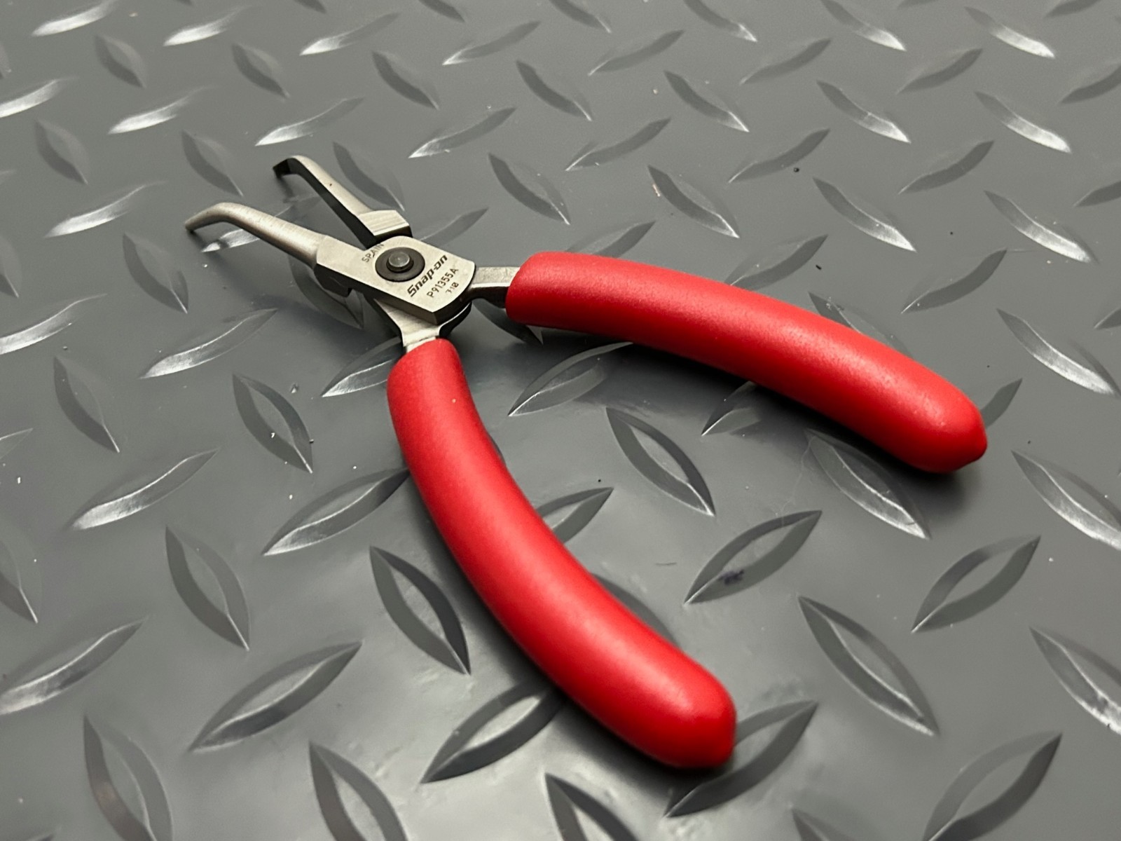 Snap-on Tools RED Soft Grip 5-1/2″ 45° Bent Needle Nose Precision Pliers P91355A