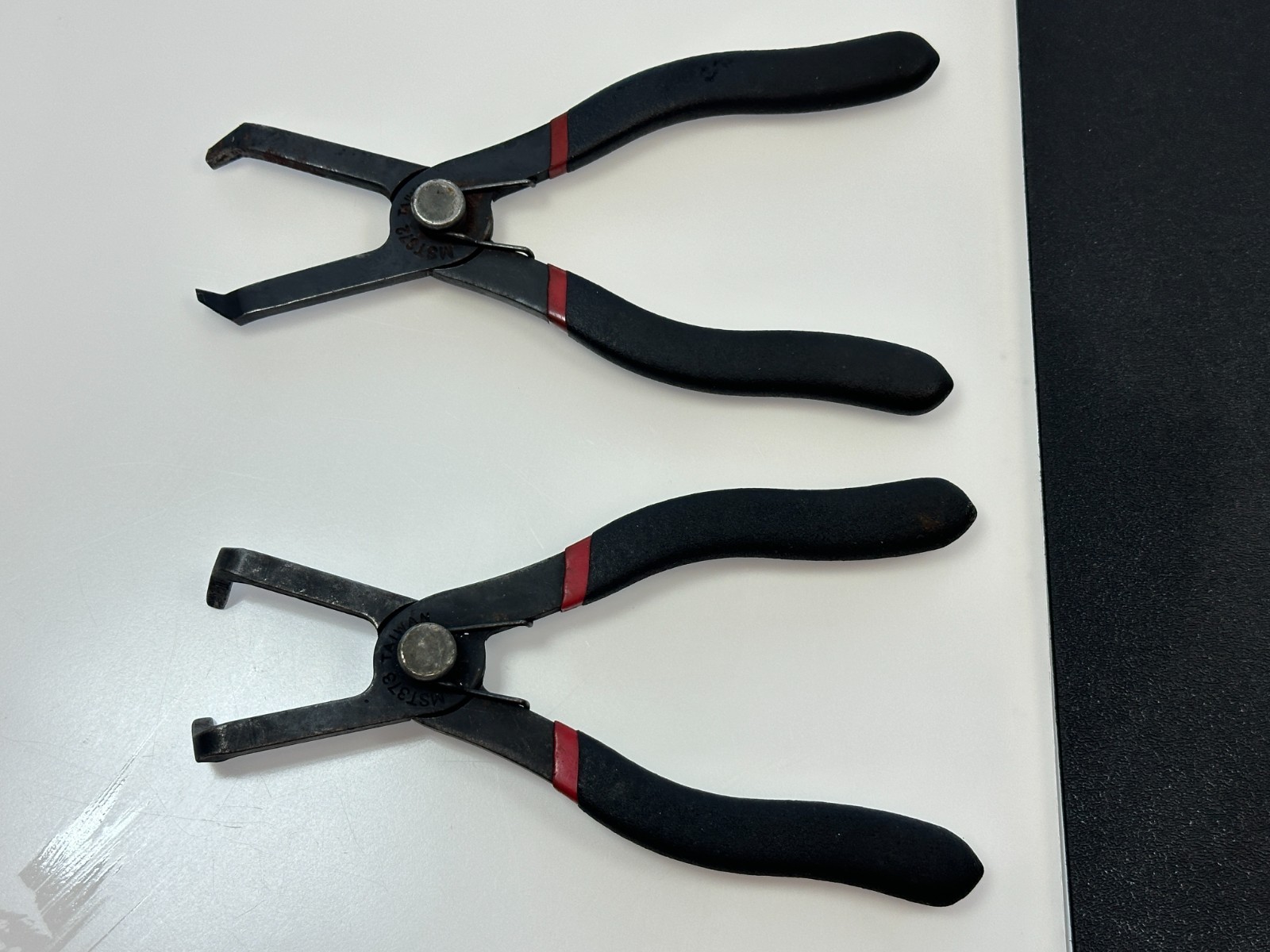 Matco Tools 2pc MST372 MST373 Push Pin Pliers, Black Red Grip