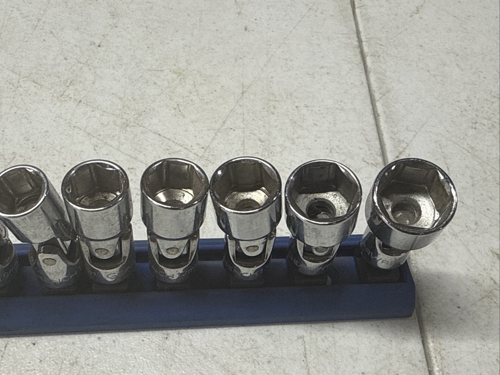 GearWrench 12 Piece 1/4 Flex 6 Pt Metric Socket Set Upgraded Magnetic Rail