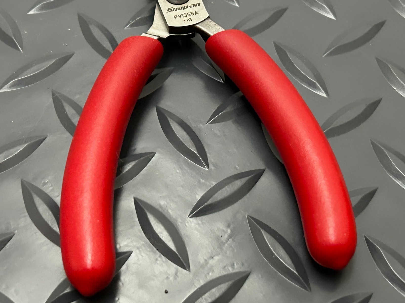 Snap-on Tools RED Soft Grip 5-1/2″ 45° Bent Needle Nose Precision Pliers P91355A