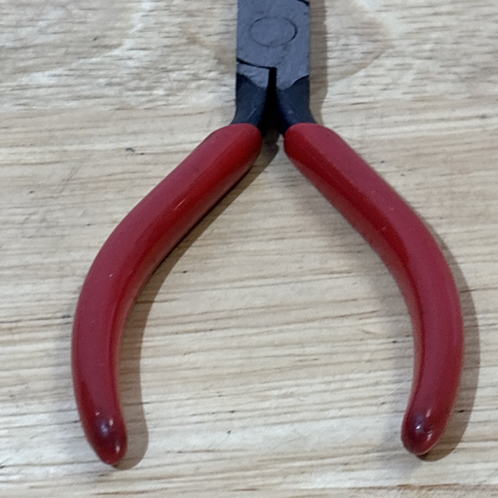 Dayton Mini 4.25″ Needle Nose Pliers Red Handle 6×088 Vtg USA