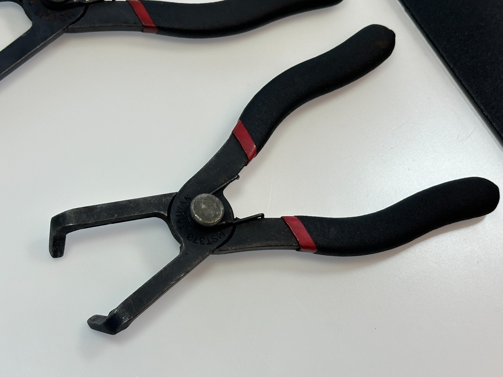 Matco Tools 2pc MST372 MST373 Push Pin Pliers, Black Red Grip