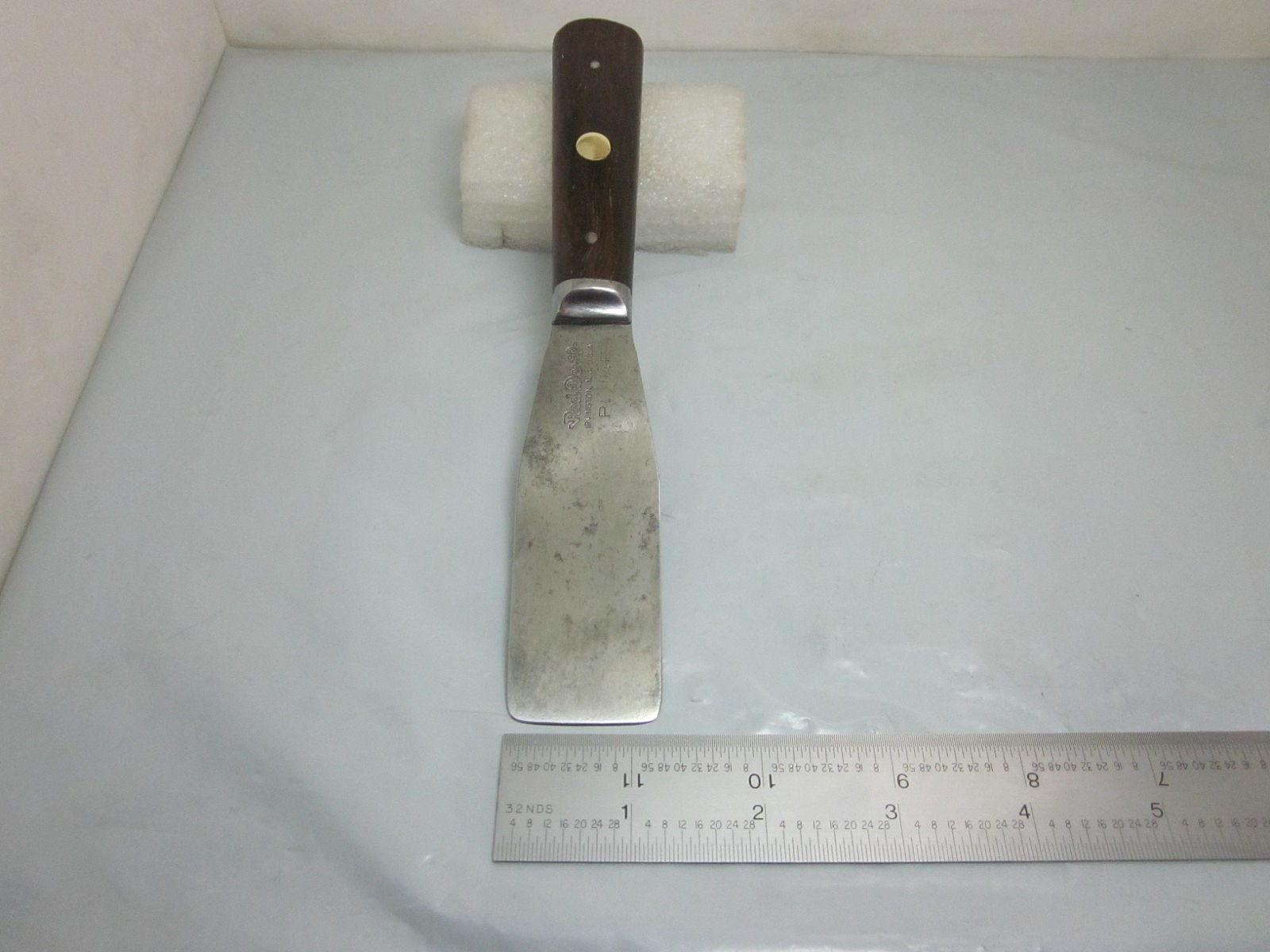 Red Devil 1&1/4″F Flexable Putty Knife Wood Handle 3 Pins USA 1940’s~1950’s Era