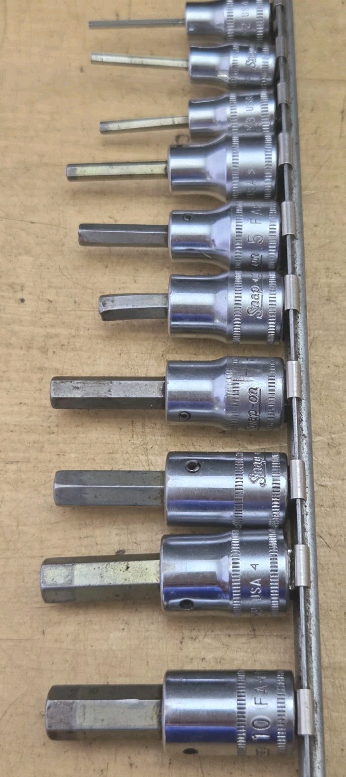 Snap On 210EFTAMY-1/4″ & 3/8″ Dr 10Pc Metric Standard Hex Bit Socket Driver Set