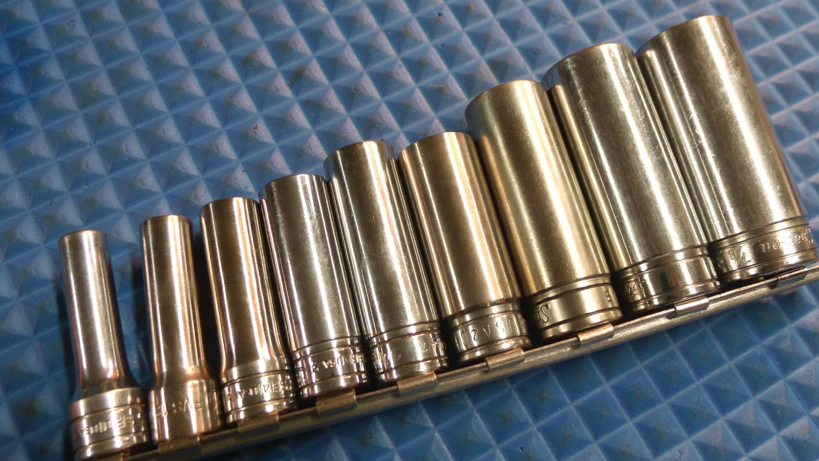 9 PCS. «SNAP-ON» U.S.A. 3/8″ DRIVE 12 POINT DEEP SOCKETS: 5/16 – 7/8″ ON CLIP