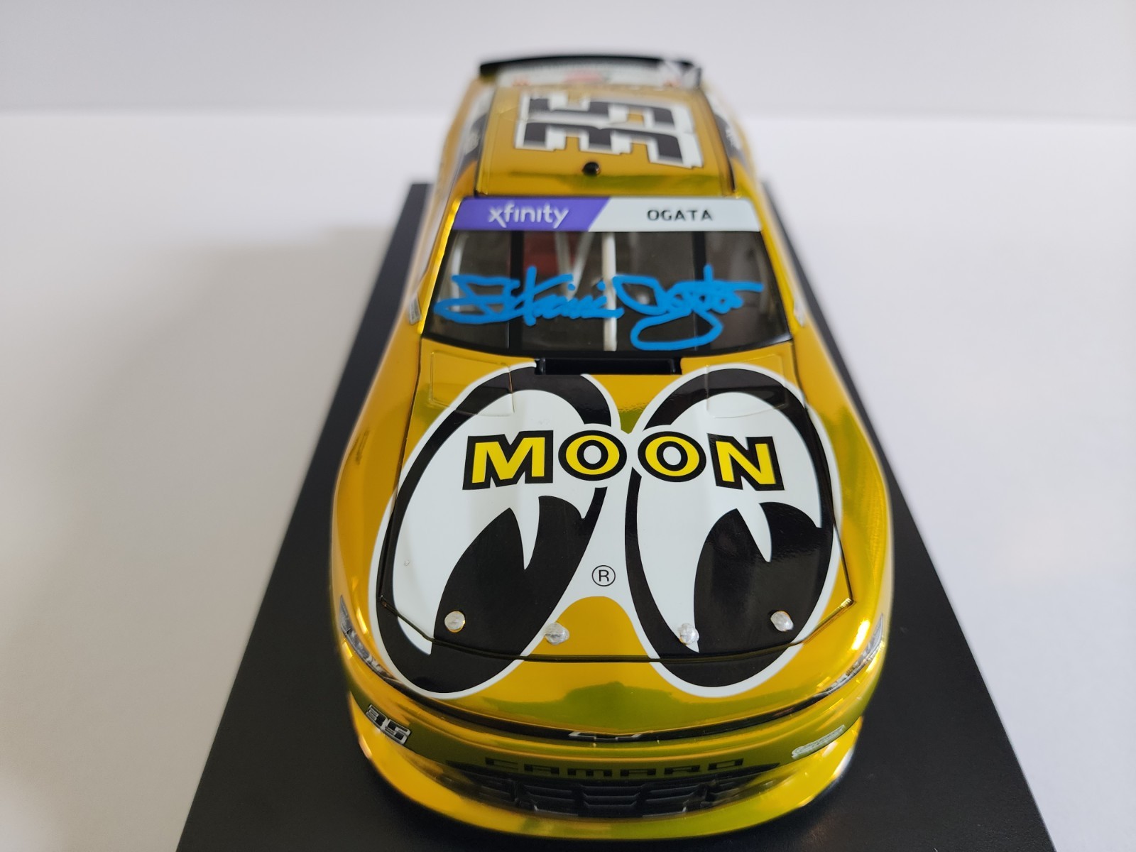 【Autographed】MOONEYES [Color Chrome] NASCAR Xfinity Camaro 1:24 scale