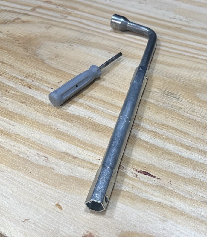 MERCEDES W140 W220 W210 LUG BOLT WRENCH, SCREWDRIVER S500 S420 S430 E320 S320