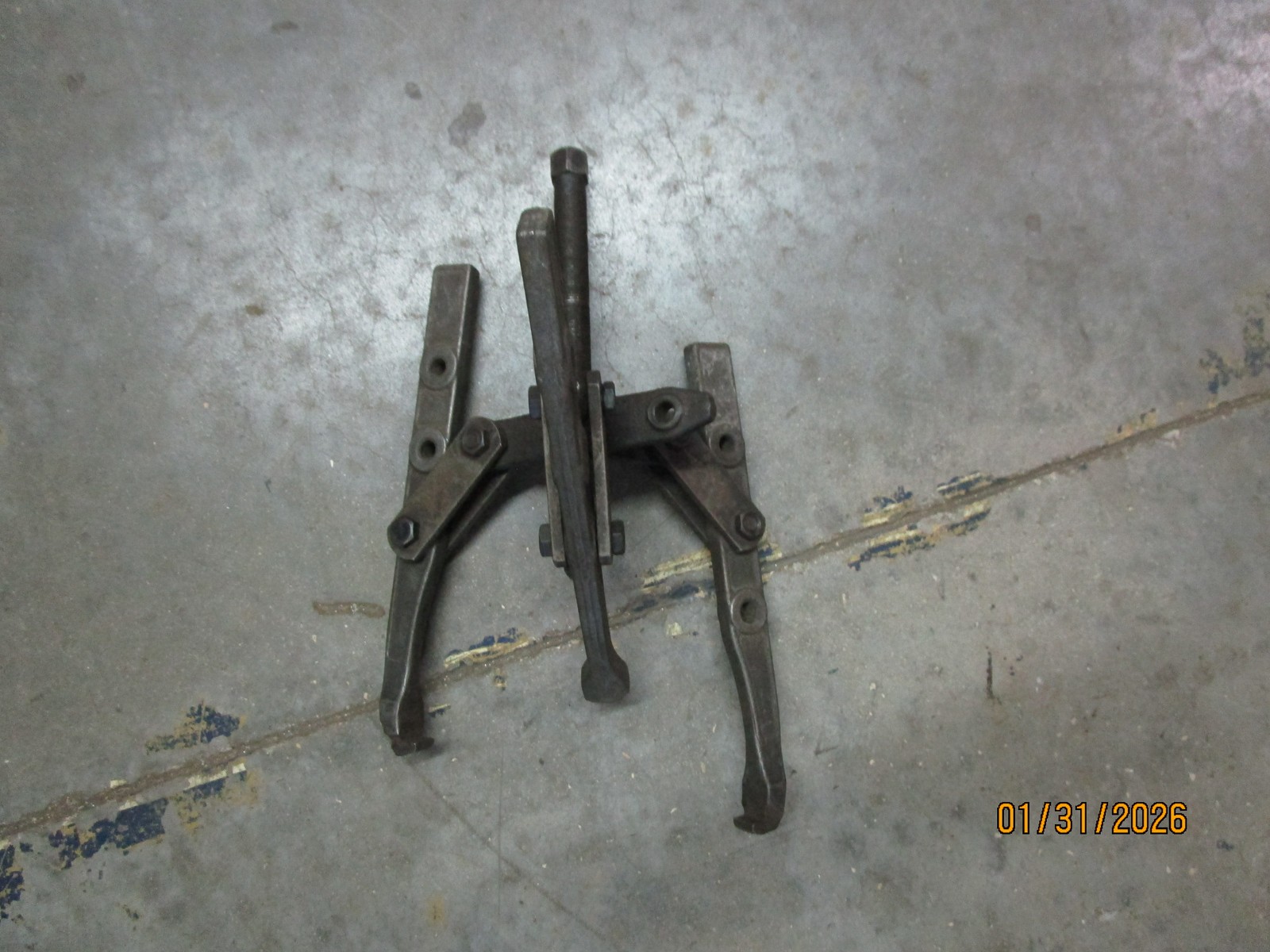 True Craft USA Large 3 or 4 Jaw Automotive Puller