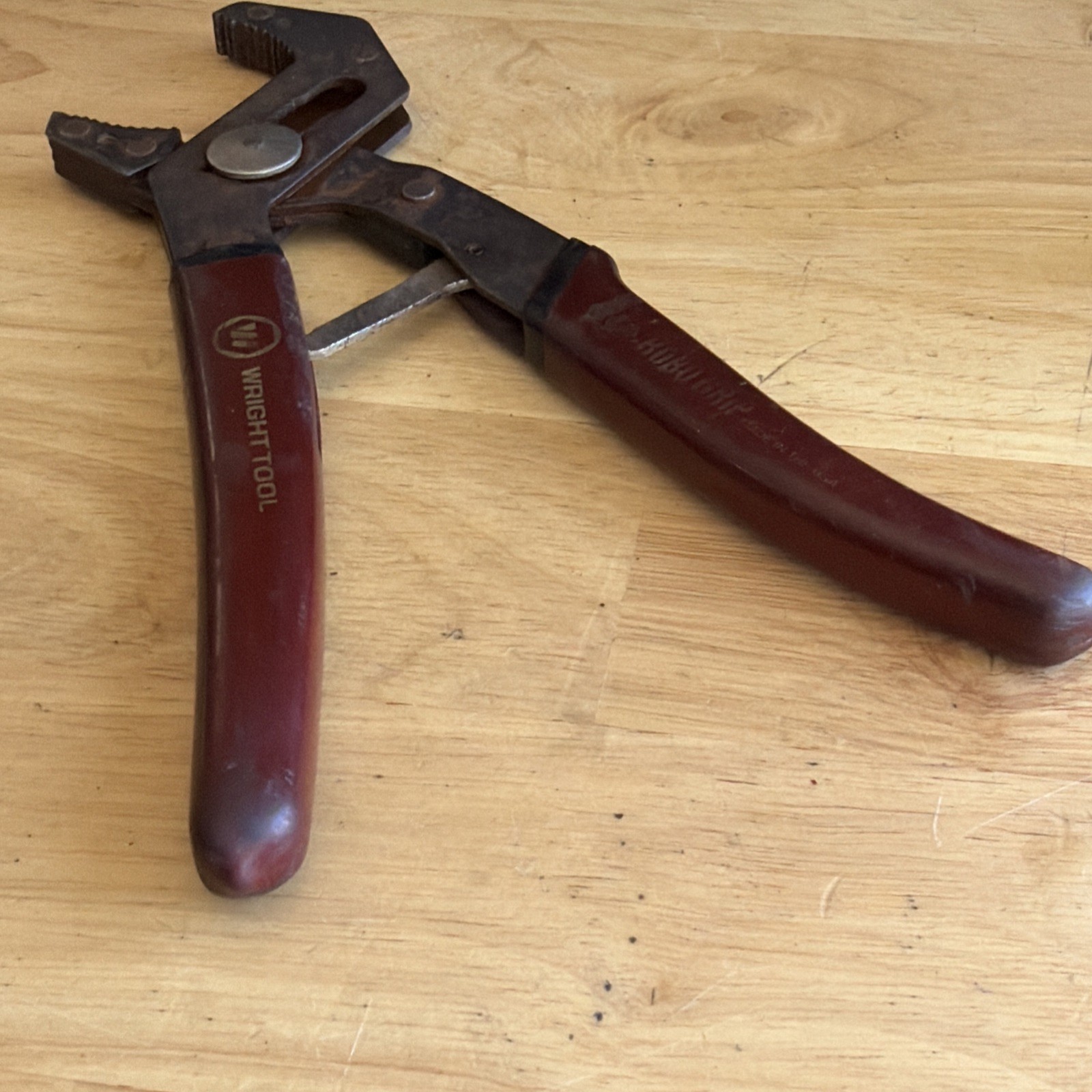 Wright Tools 9″ Long Robogrip Self Adjusting Pliers Burgandy Handle Made in USA