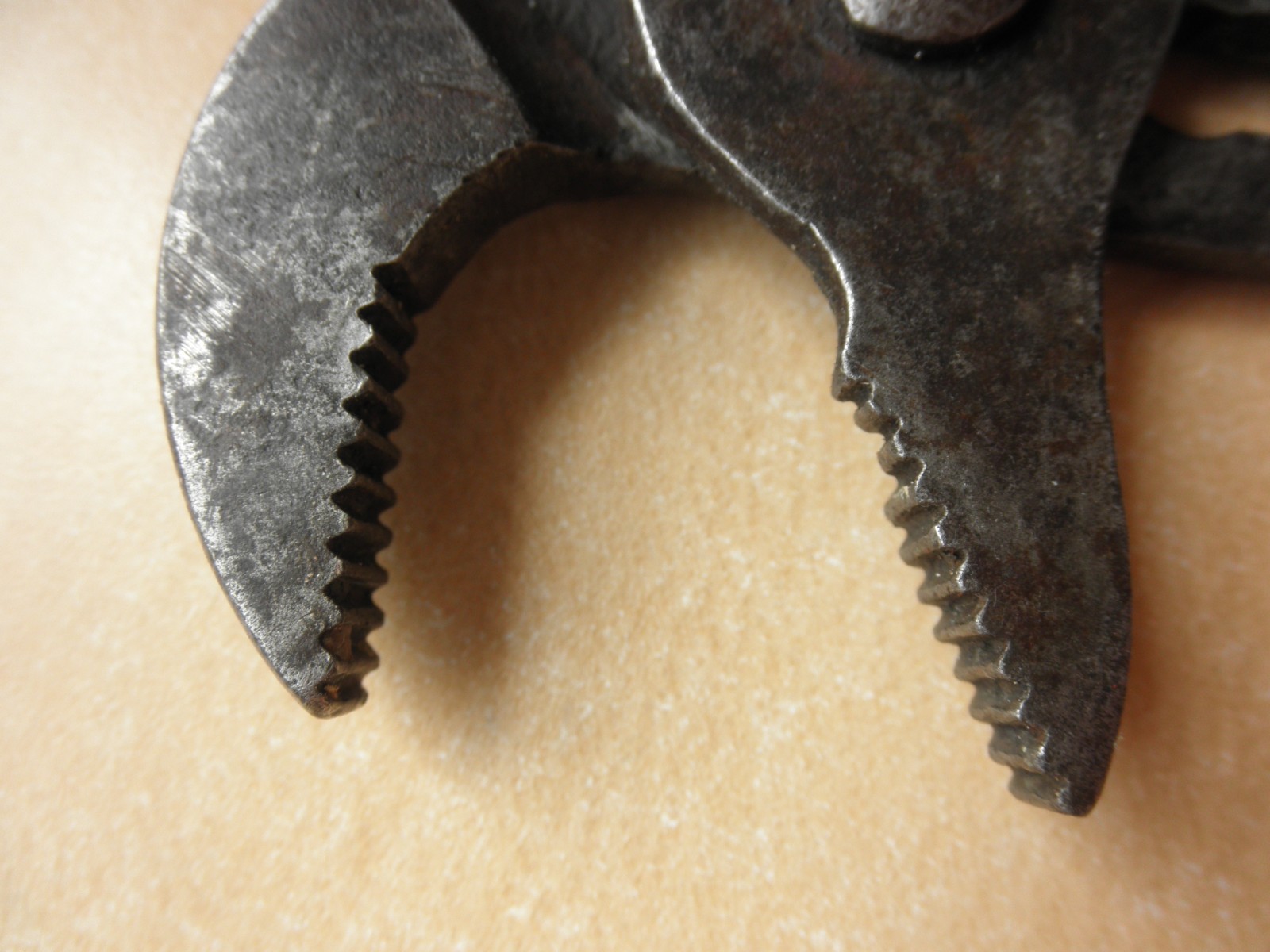 Vacuum Grip 9-1/4″ Tongue & Groove Slip Joint Pliers
