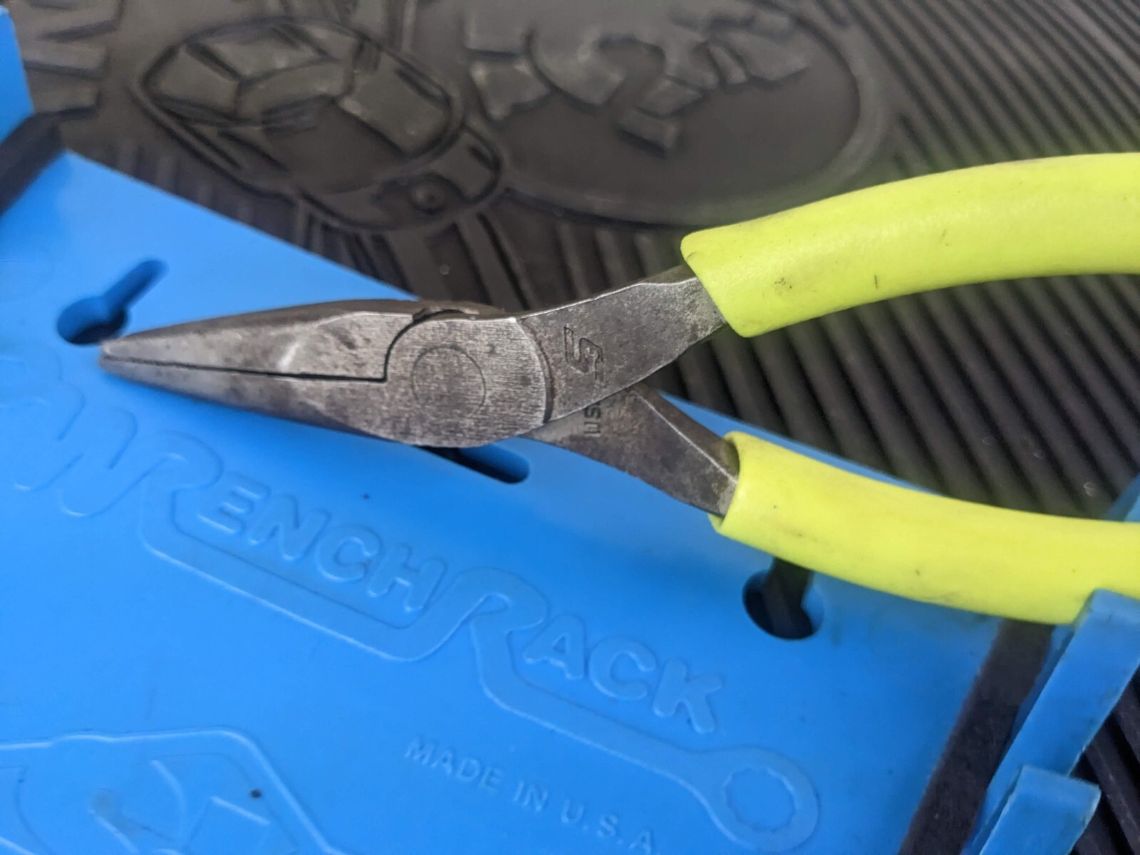 #az165 Snap-on Tools USA HI-VIZ 6″ Soft Grip Needle Nose Pliers 95ACFHV