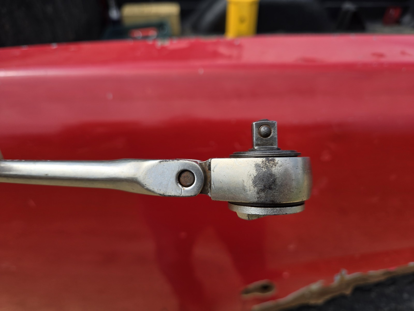 JOHN DEERE Tools USA TY3522 3/8″ Drive Flex Head Ratchet – Chrome Knurled Handle