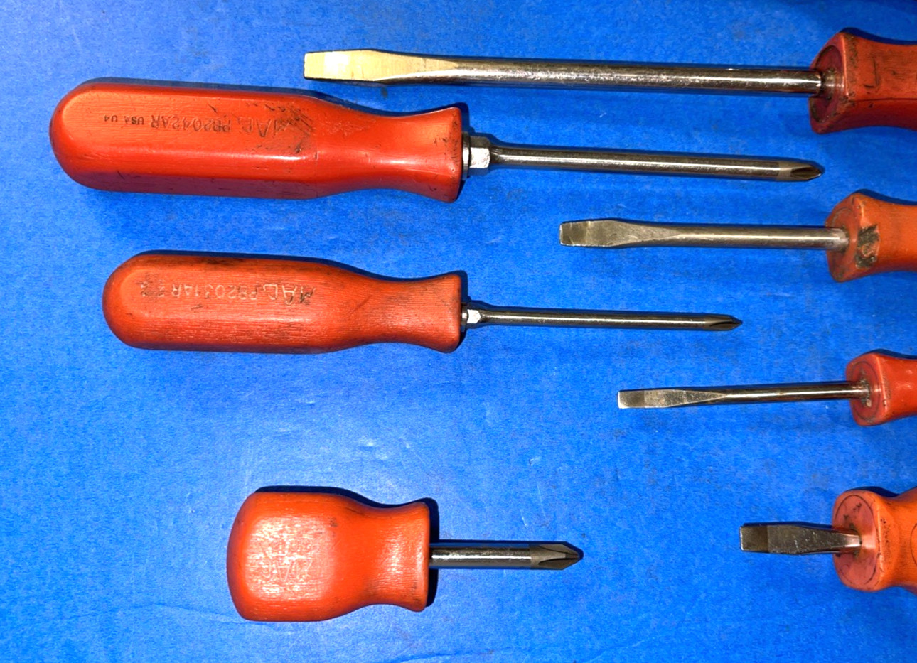 MAC TOOLS VINTAGE 9 PIECE ASSORTED RED HARD HANDLE SCREWDRIVER SET