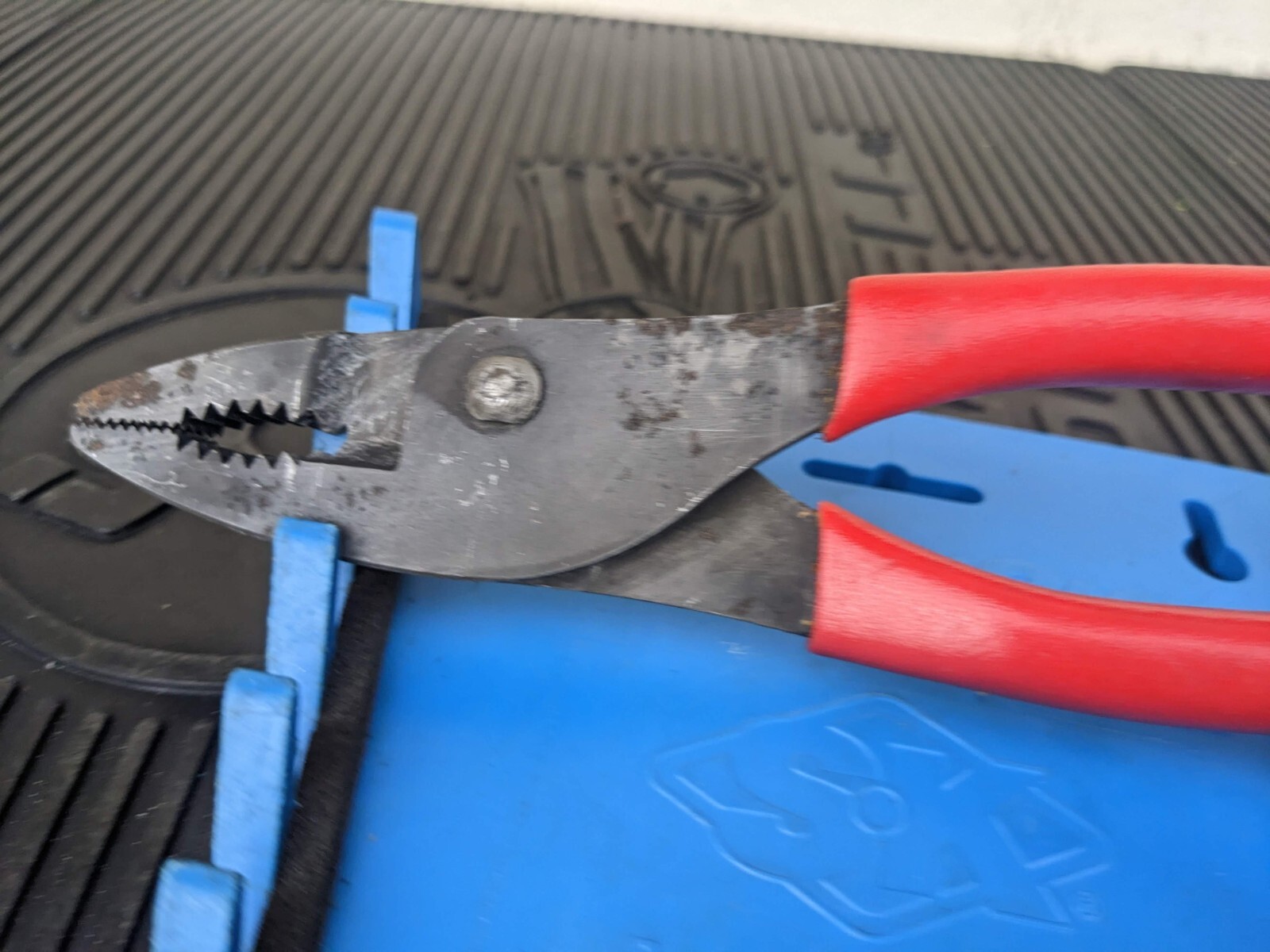 #av992 Snap On Tools USA 8-1/4″ Red Talon Grip Long Slip Joint Pliers 137CF