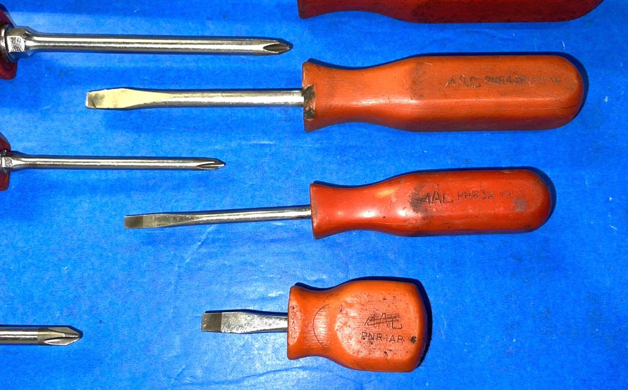 MAC TOOLS VINTAGE 9 PIECE ASSORTED RED HARD HANDLE SCREWDRIVER SET