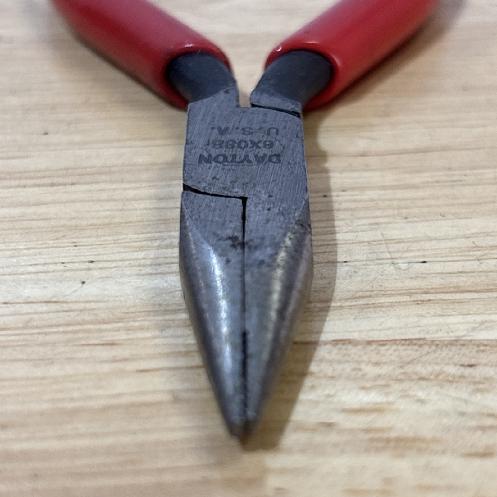 Dayton Mini 4.25″ Needle Nose Pliers Red Handle 6×088 Vtg USA
