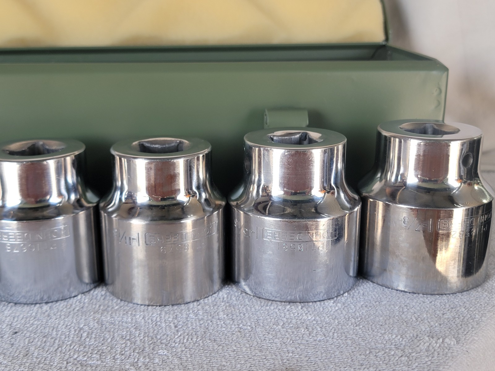 16pc JOHN DEERE Mix Socket Set 3/4″ drive SAE 7/8 to 1-7/8″ Extension Metal Box