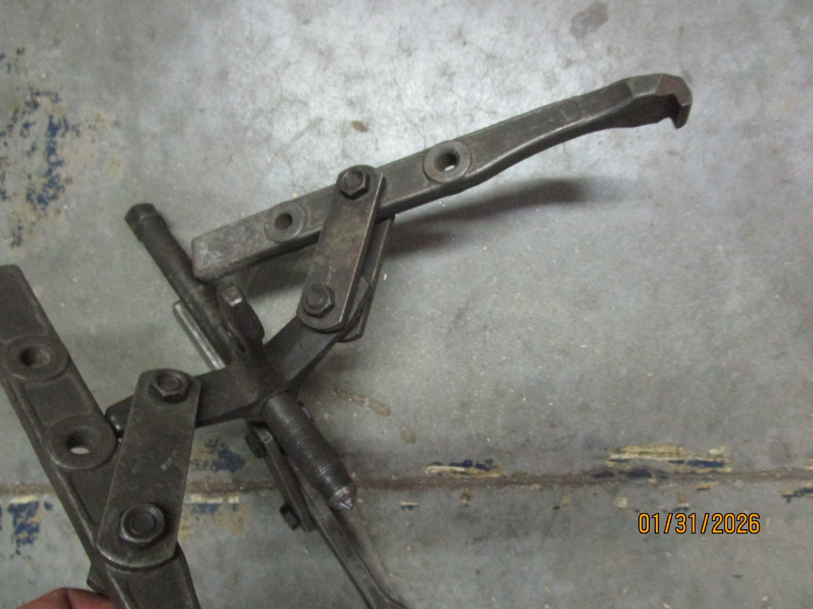 True Craft USA Large 3 or 4 Jaw Automotive Puller