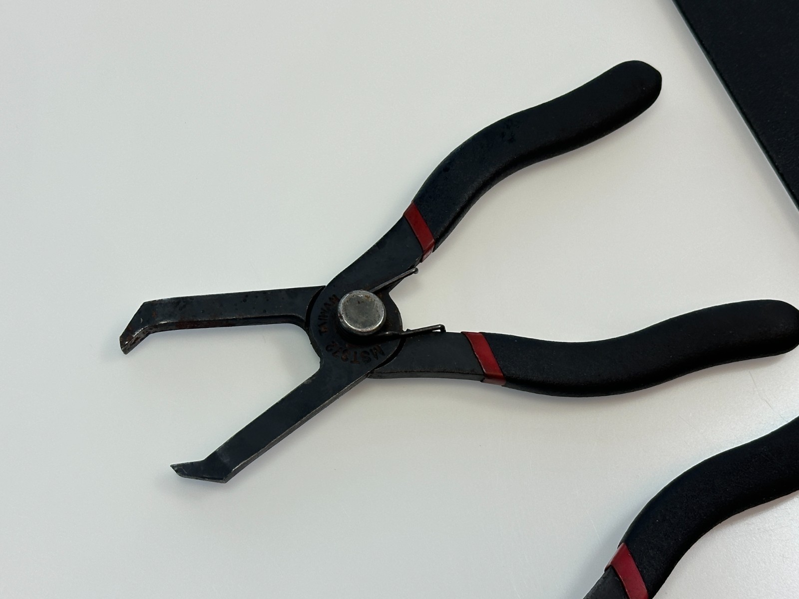 Matco Tools 2pc MST372 MST373 Push Pin Pliers, Black Red Grip