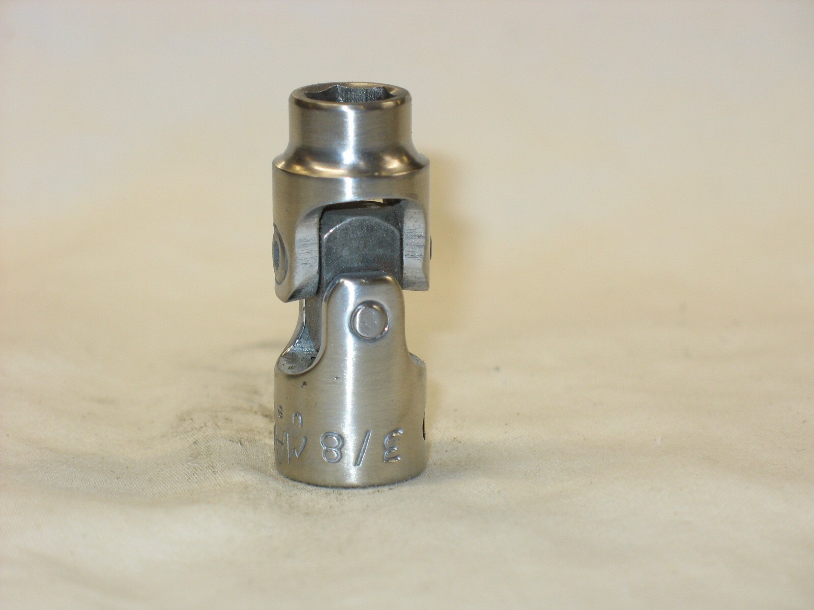 Mac Tools 3/8″ Shallow 3/8″ Drive 6 Point Universal Swivel Socket XU126