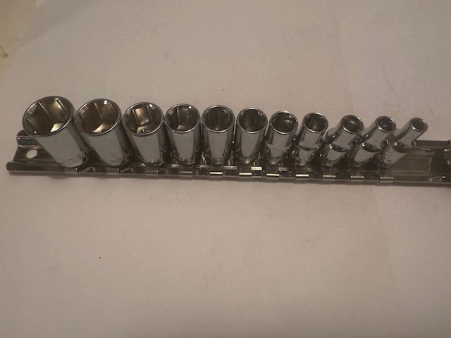 NEW – OPEN BOX CRESCENT 22 PC 1/4″ DRIVE 6 POINT METRIC / SAE SOCKET SET W/ RAIL