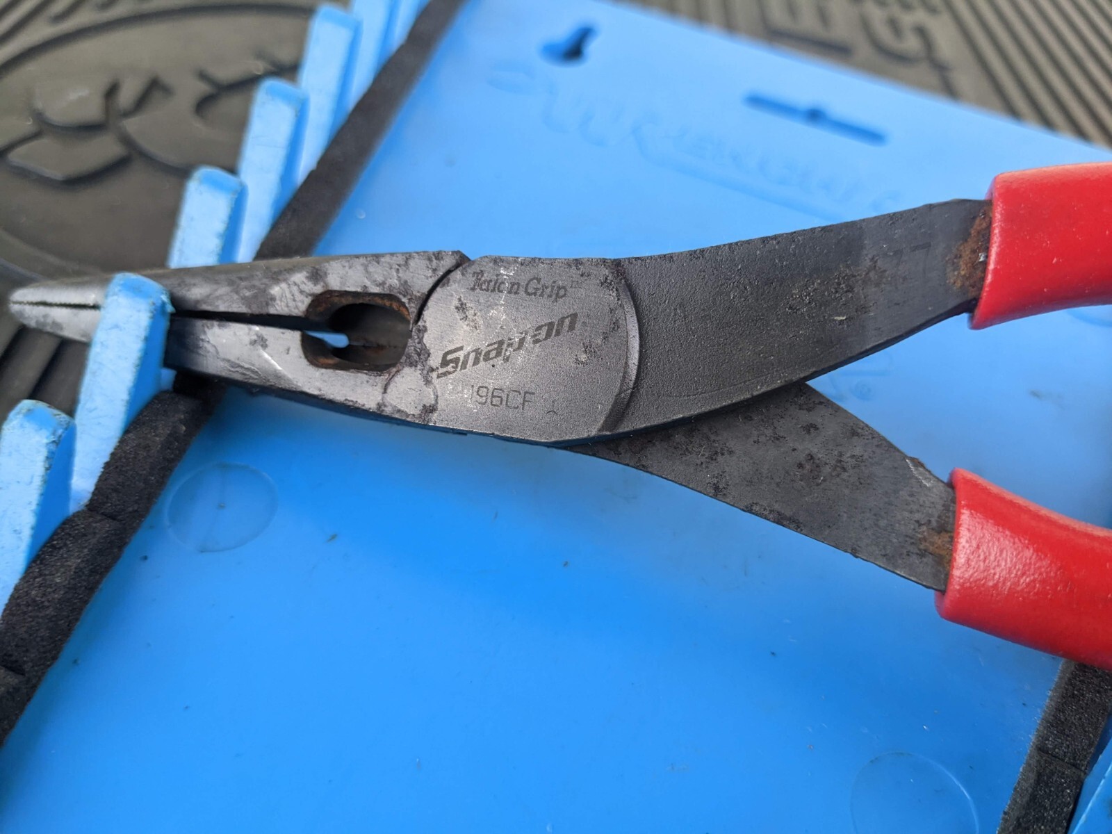 #am833 Snap-On 8″ Talon Grip Needle Nose Pliers Red 196CF