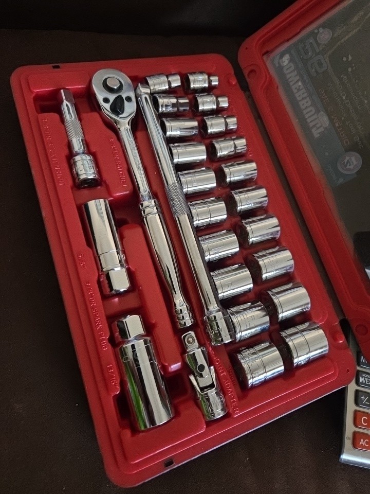 Powerbuilt 26 Pcs 3/8 Socket Set See Photos.