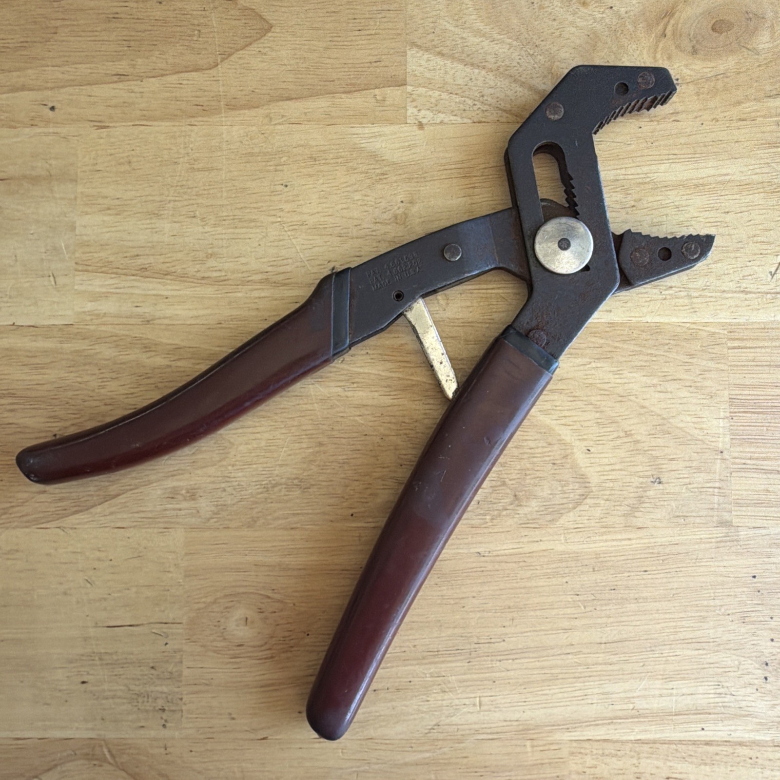Wright Tools 9″ Long Robogrip Self Adjusting Pliers Burgandy Handle Made in USA
