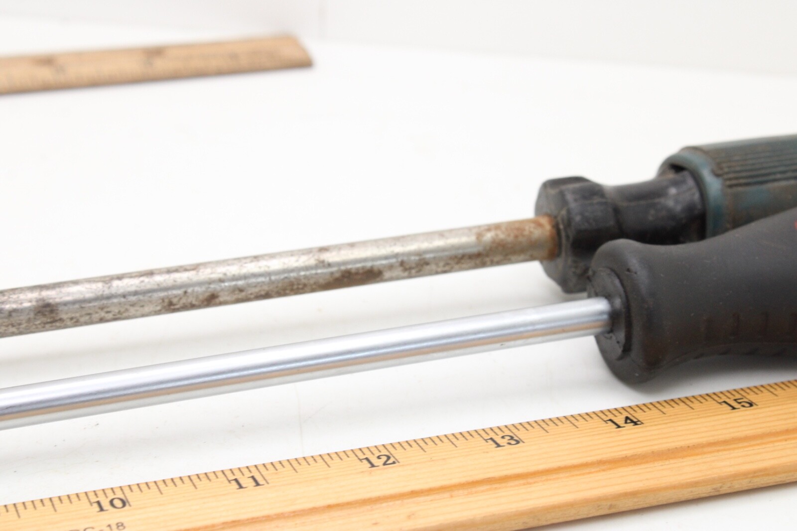 Lot of 2 Slotted/Flat Screwdrivers Long Shaft Soft Grip Heavy Duty 16″ and 12″