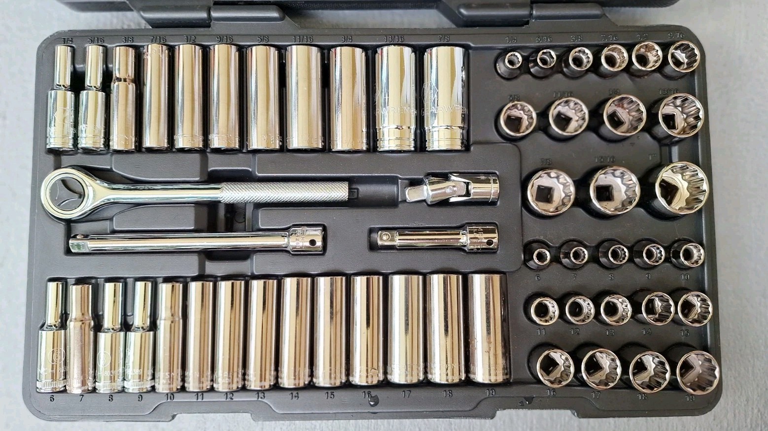 JGI DADOS 56-Pc 3/8″ Drive SAE/Metric 6 pt Standard & Deep Socket Set (DETAILS )