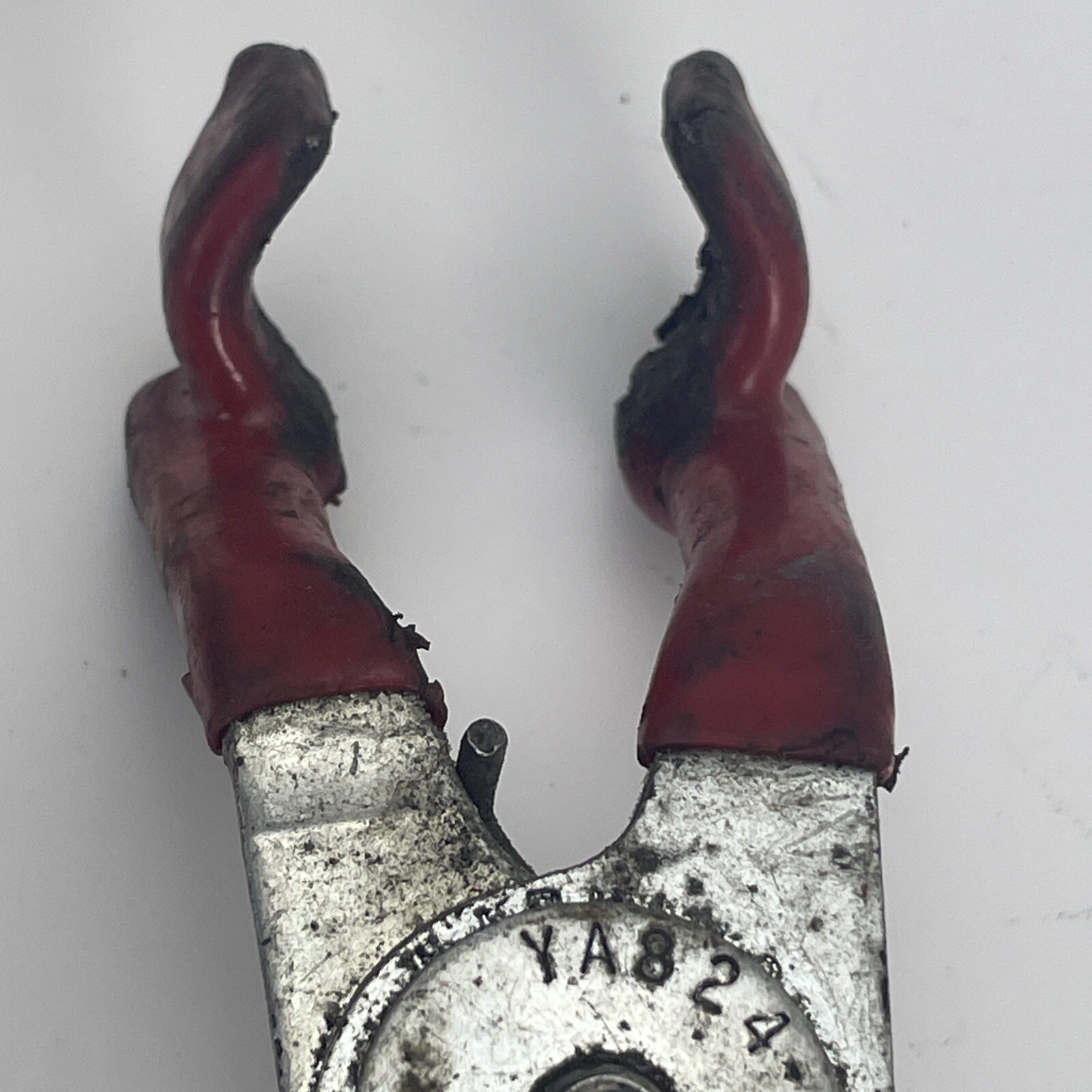 Blue Point YA-824B Spark Plug Boot Puller Pliers 45 Degree Red Vinyl Handle USA