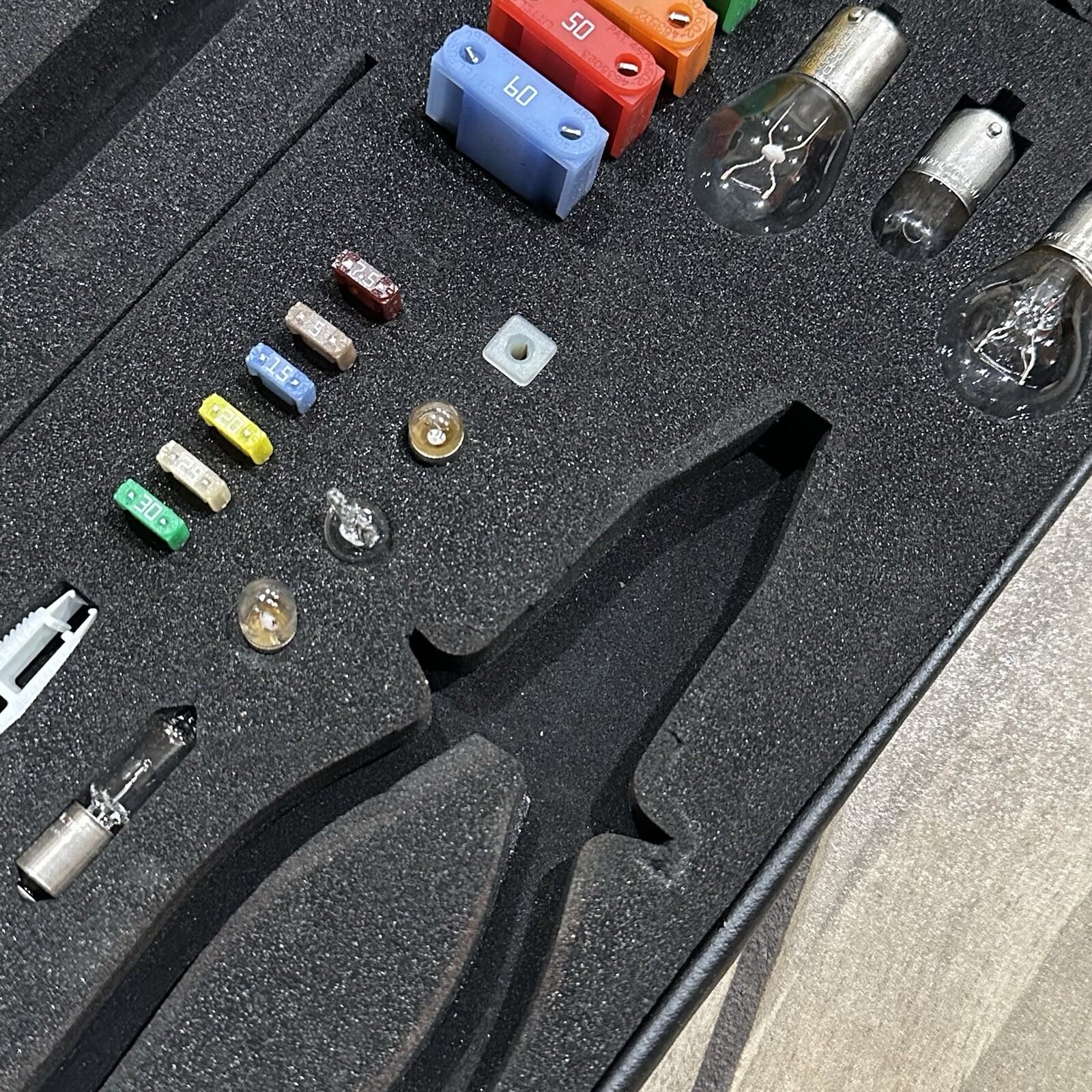 FERRARI 458 Speciale car tool set Electrical Fuse bulbs Leather Case