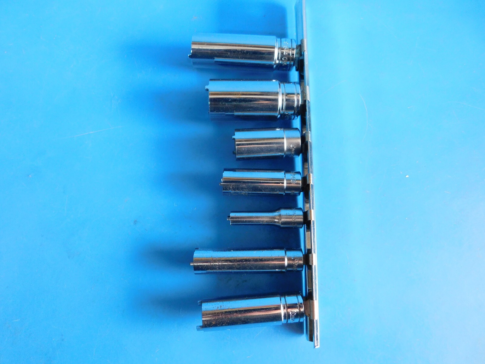 USED, SNAP ON» RADIO,TRIM NUT, DASH NUT,REMOTE CONTROL,WIPER» 2 PRONG SOCKETS