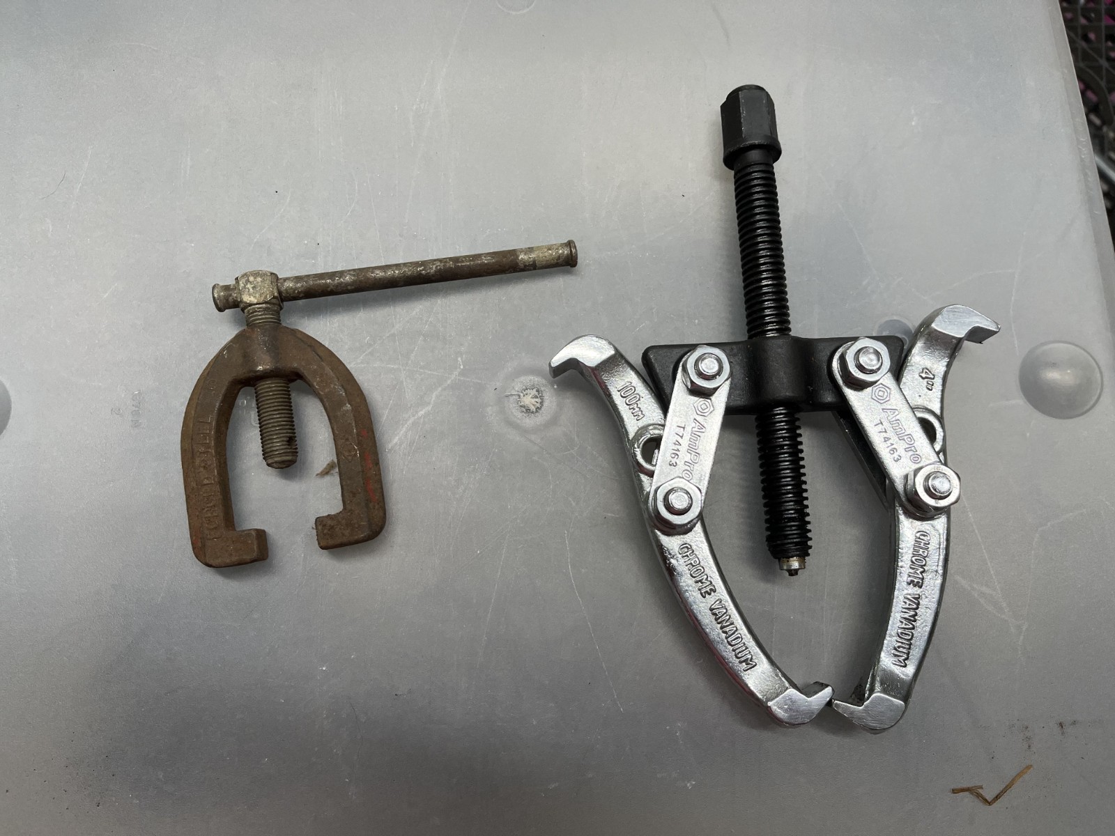 Gear Puller Tools Ajustable, Ampro T74163 100 mm plus a vintage tool