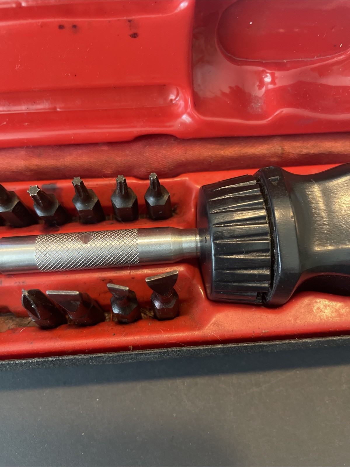 Snap-On SSDMR1 Ratcheting Magnetic Stubby Black Screwdriver With 13 Bits