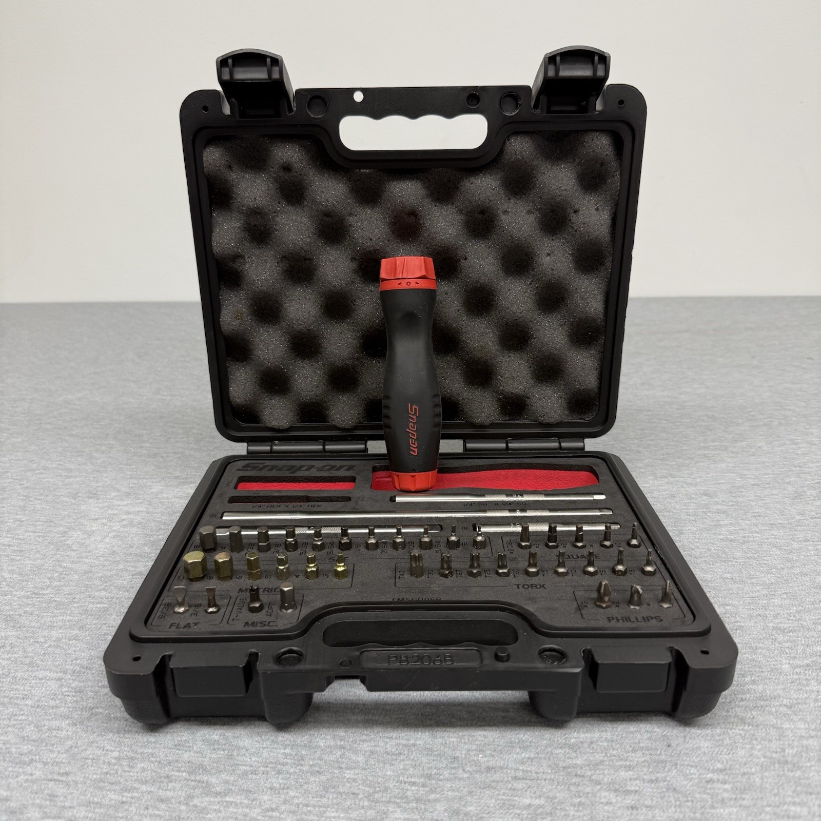 Snap-On SGDMRC44FR – 42 Piece Ratcheting Screwdriver & Bit Set W/ Case