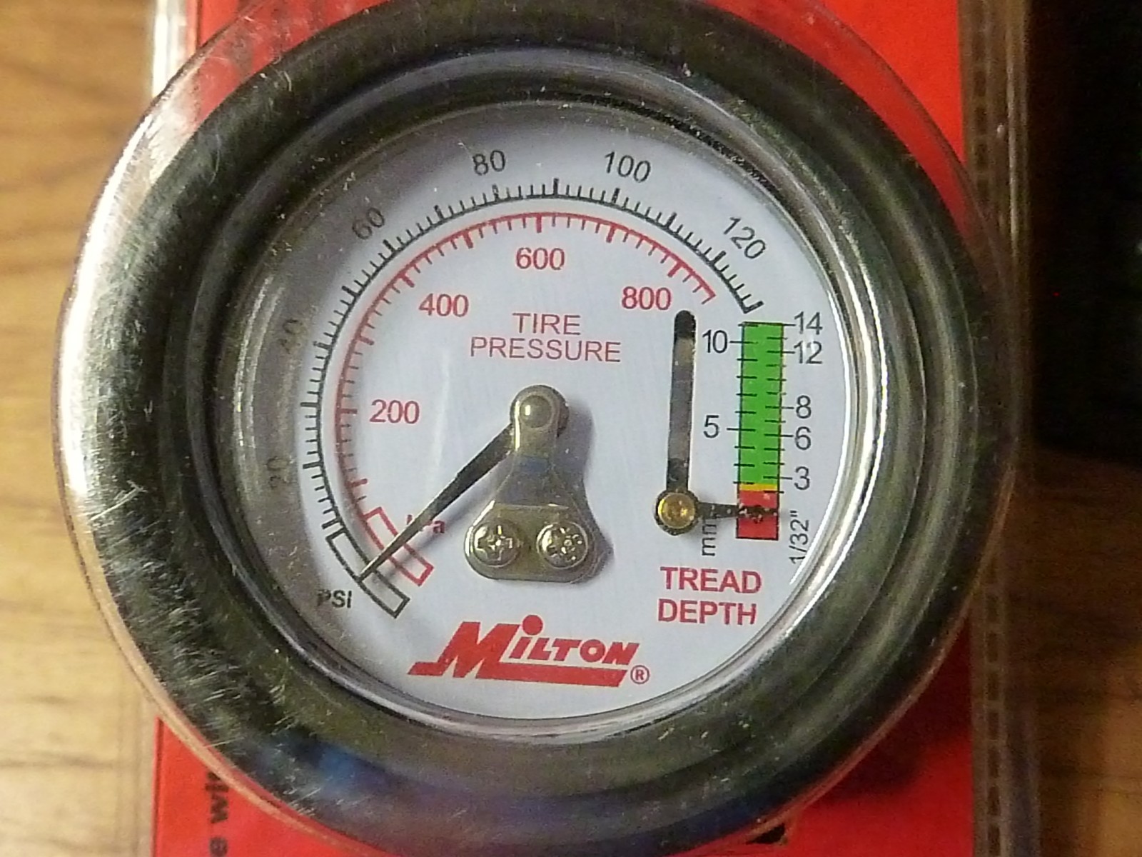 NEW IN PACKAGE Milton S-934 Dial Tire Gauge, 0-120 PSI – 2 lb increments