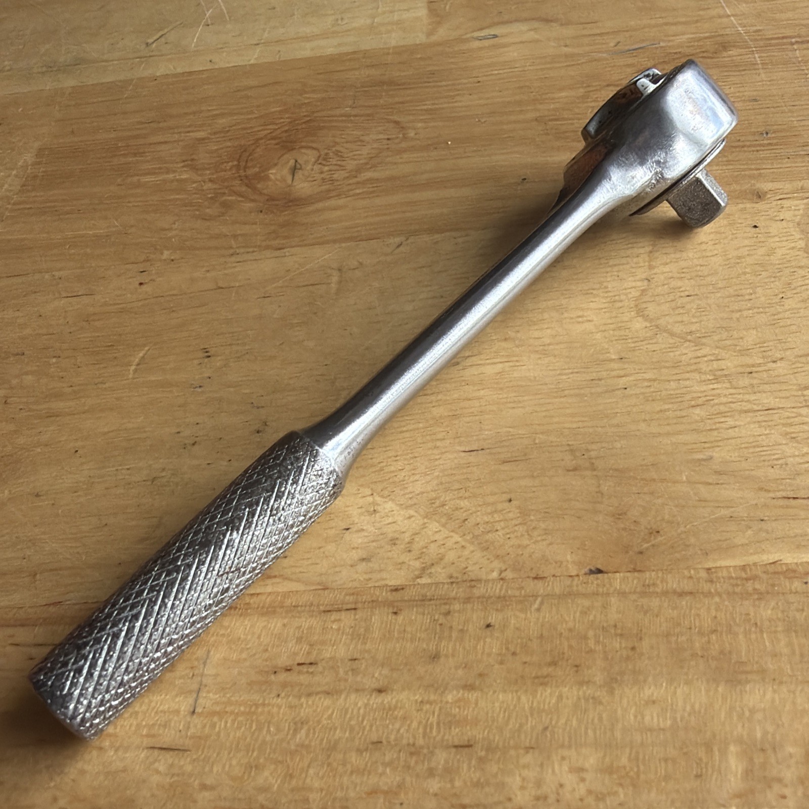 J.H. Williams 5″ Long Ratchet 1/4″ Drive Round Head Knurled Handle M-52 Vtg USA