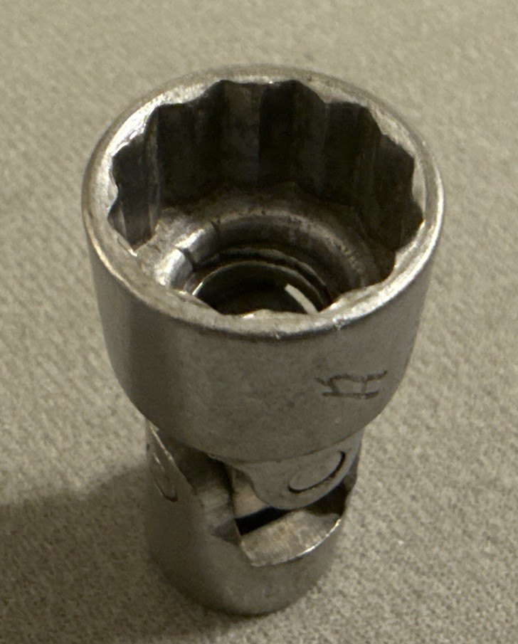 Snap-On Tools USA 3/8″ Drive 12 Point SAE 5/8″ Universal Swivel Socket FVU20
