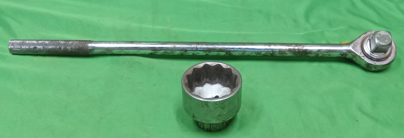 Heavy Duty 1″ Drive Ratchet 25.5″ Long Handle w/ 2-1/2″ Taiwan Socket