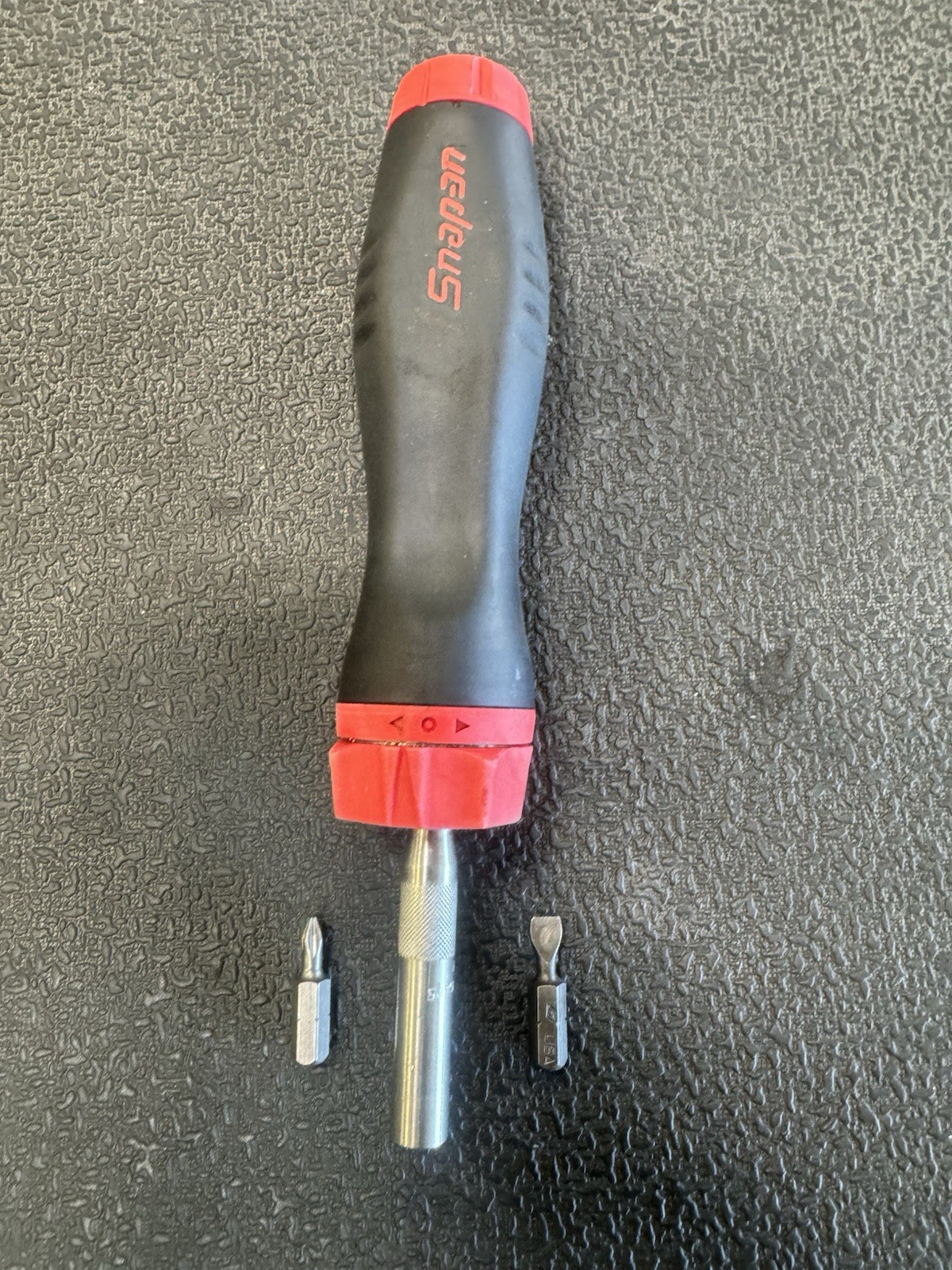 Snap-on Tools USA NEW RED Soft Grip Ratcheting Screwdriver w/Bits SGDMRC44B