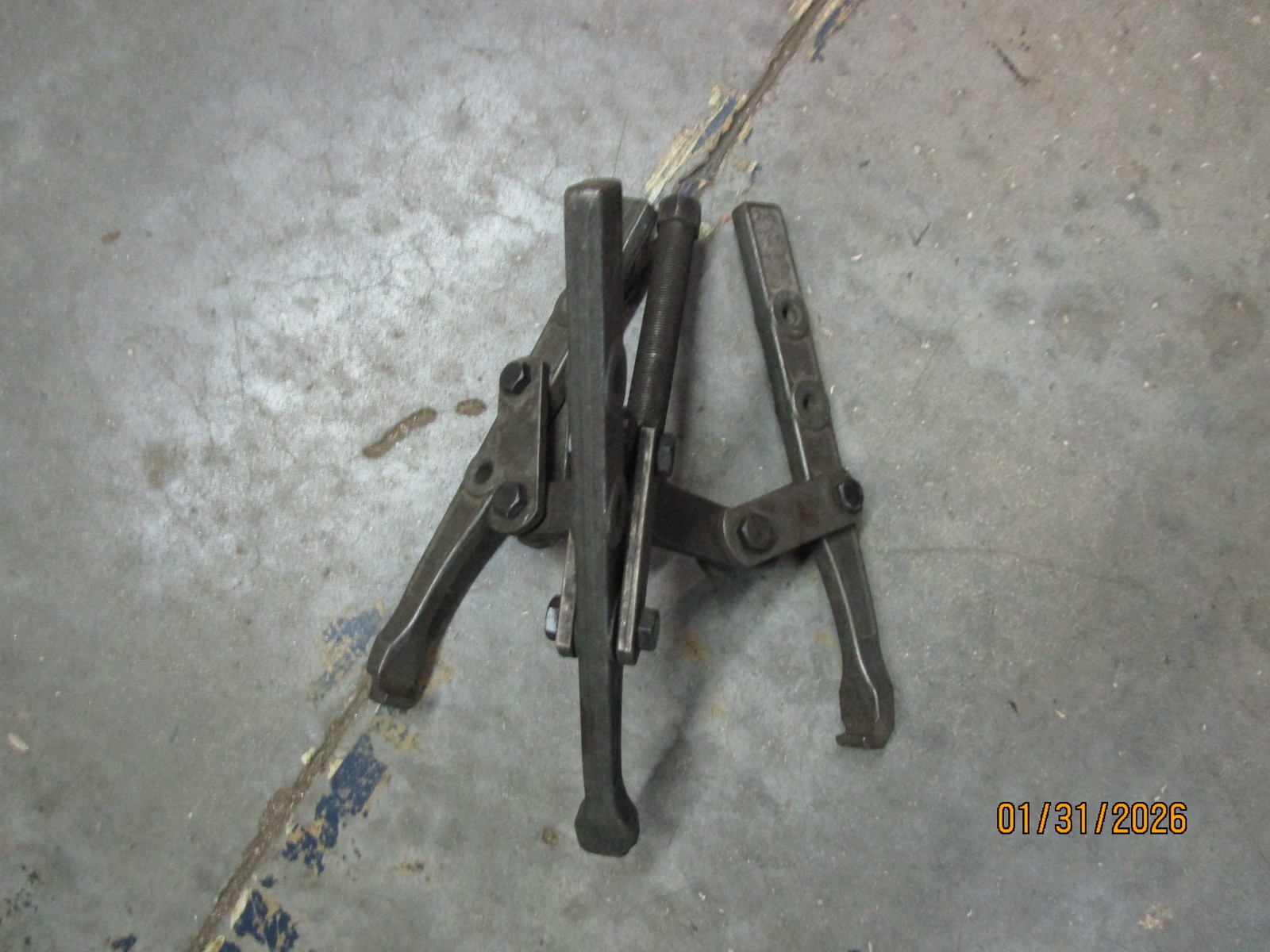True Craft USA Large 3 or 4 Jaw Automotive Puller