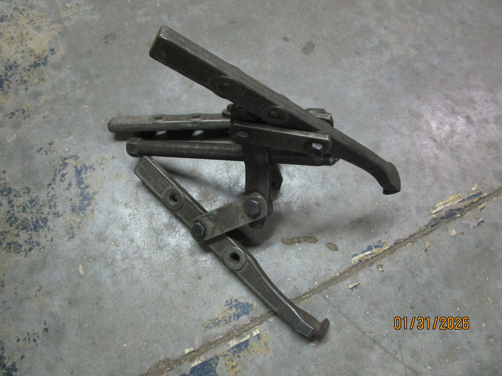 True Craft USA Large 3 or 4 Jaw Automotive Puller