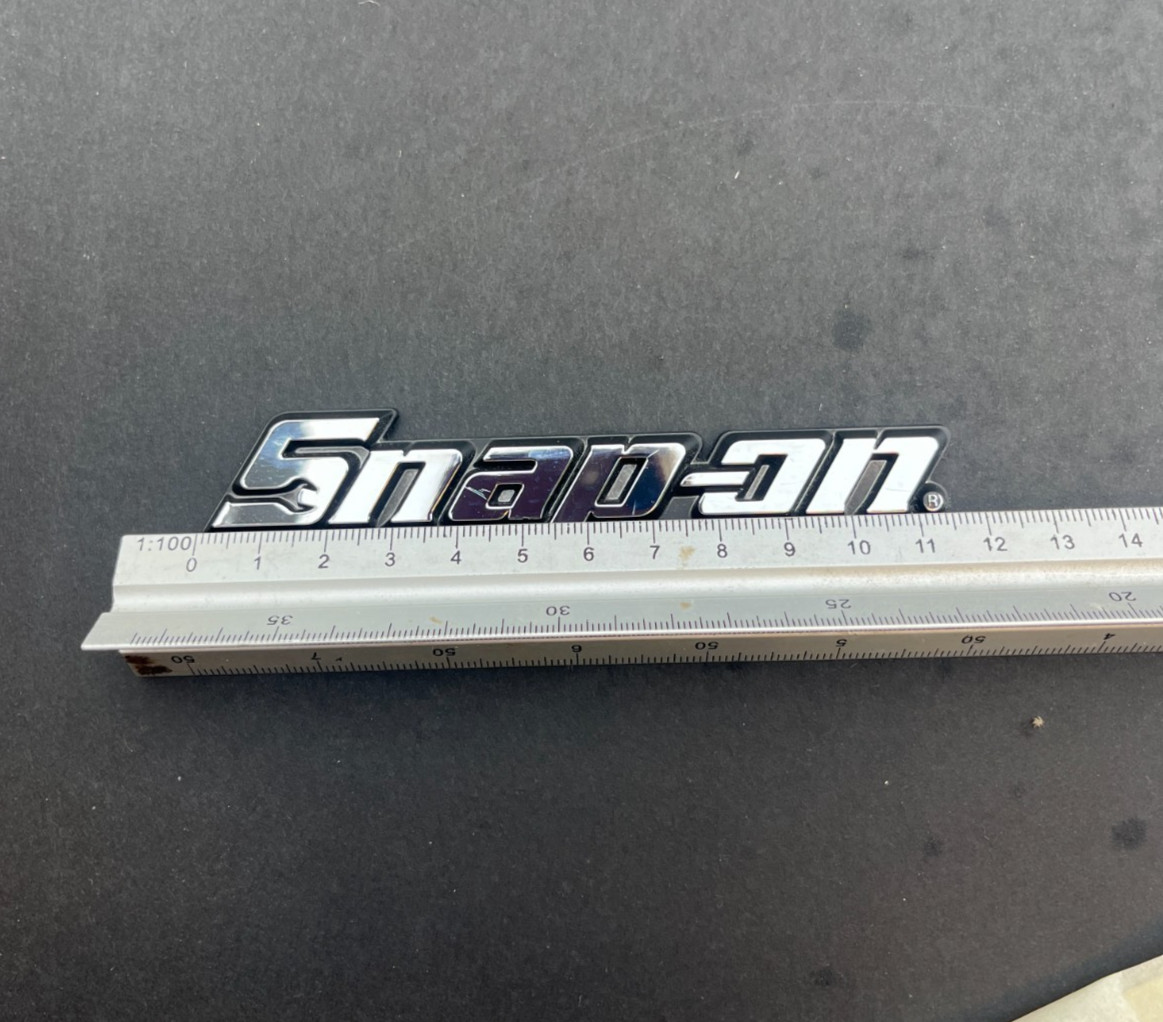 SMALL SNAP ON TOOLS TOOLBOX ROLL CAB CHROME BLACK 3D EMBLEM 115mm
